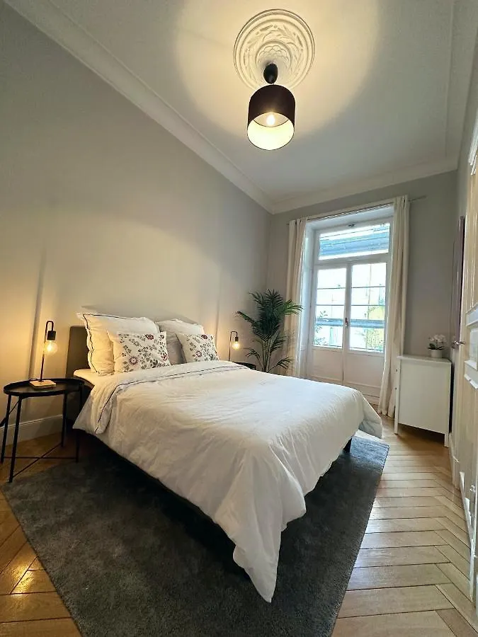 Room In Luxurious Apartment contacts