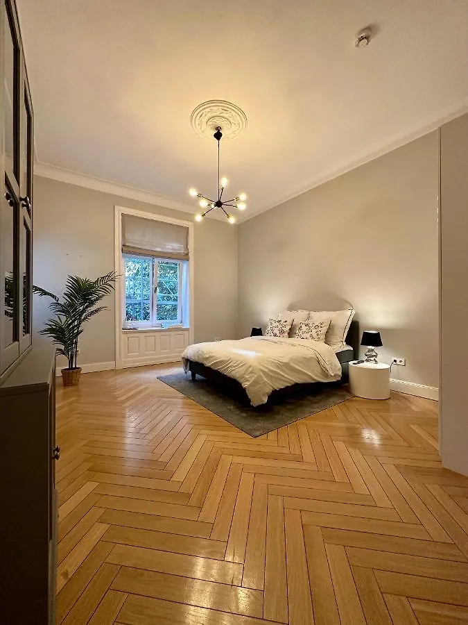Room In Luxurious Apartment Hamburg Homestay
